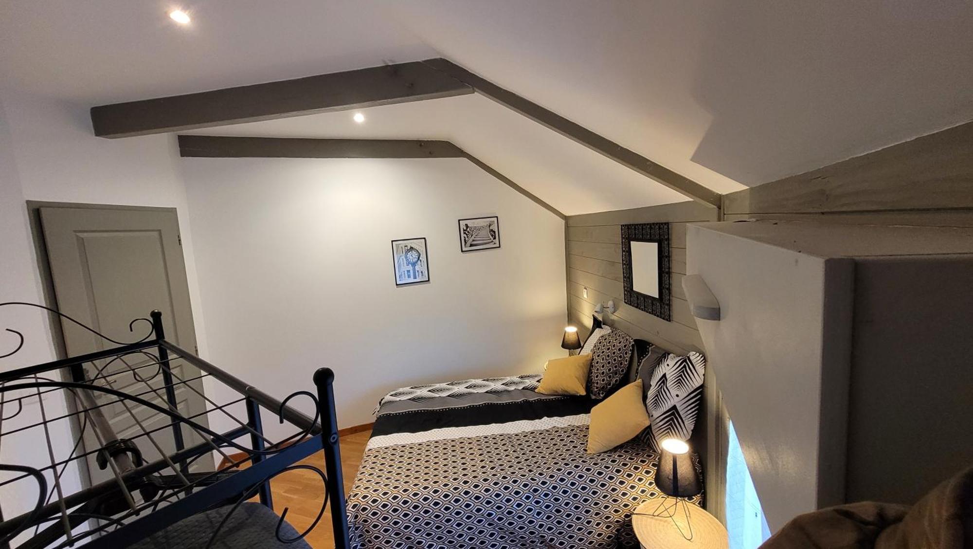La Maison Ronde Et Ses 2 Cahutes Monthoiron ภายนอก รูปภาพ
